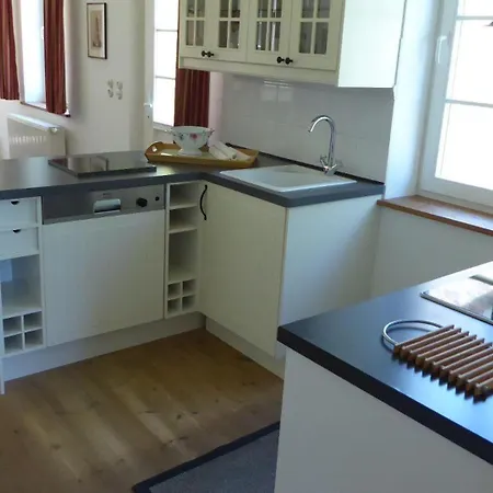 Gut-rattelvitz-parterre-c-hochwertig-sauna-kamin-etankstelle-spielscheune-15-000qm-parkland