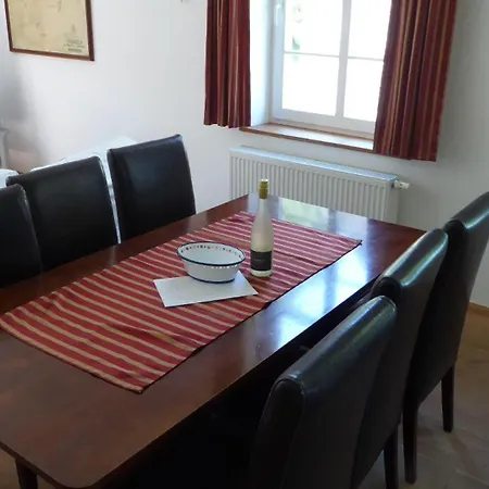Gut-rattelvitz-parterre-c-hochwertig-sauna-kamin-etankstelle-spielscheune-15-000qm-parkland Lägenhet Gingst