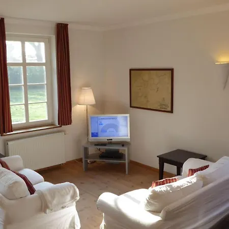 Gut-rattelvitz-parterre-c-hochwertig-sauna-kamin-etankstelle-spielscheune-15-000qm-parkland Gingst