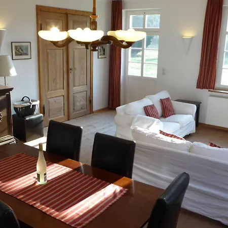 Gut-rattelvitz-parterre-c-hochwertig-sauna-kamin-etankstelle-spielscheune-15-000qm-parkland Lägenhet