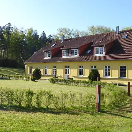Gut-rattelvitz-parterre-c-hochwertig-sauna-kamin-etankstelle-spielscheune-15-000qm-parkland * Gingst