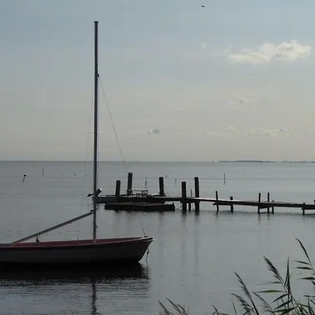 Gut-rattelvitz-parterre-c-hochwertig-sauna-kamin-etankstelle-spielscheune-15-000qm-parkland Lejlighed Gingst