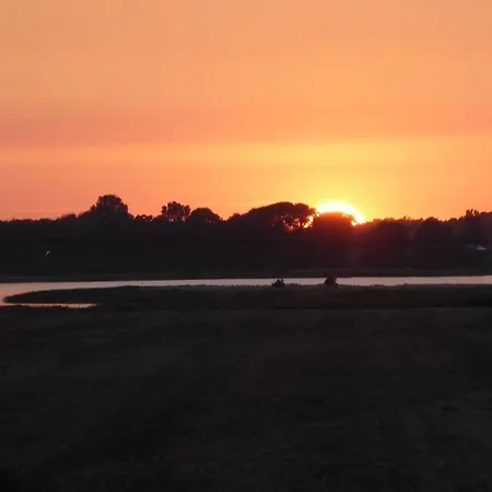 Gut-rattelvitz-parterre-c-hochwertig-sauna-kamin-etankstelle-spielscheune-15-000qm-parkland * Gingst