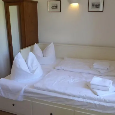 Gut-rattelvitz-parterre-c-hochwertig-sauna-kamin-etankstelle-spielscheune-15-000qm-parkland Lejlighed