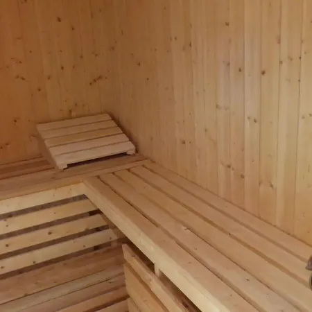 Gut-rattelvitz-parterre-c-hochwertig-sauna-kamin-etankstelle-spielscheune-15-000qm-parkland Lejlighed *