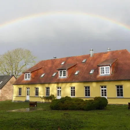 Gut-rattelvitz-parterre-c-hochwertig-sauna-kamin-etankstelle-spielscheune-15-000qm-parkland Gingst