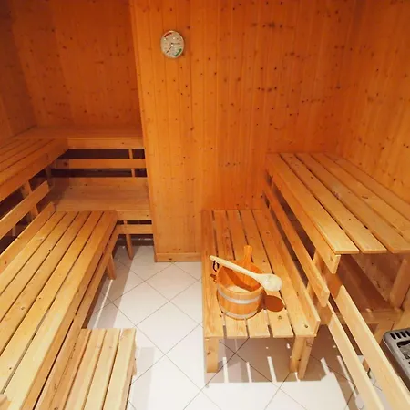 Gut-rattelvitz-parterre-c-hochwertig-sauna-kamin-etankstelle-spielscheune-15-000qm-parkland *