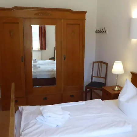 Gut-rattelvitz-parterre-c-hochwertig-sauna-kamin-etankstelle-spielscheune-15-000qm-parkland Lejlighed Gingst