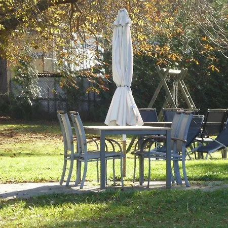 Gut-rattelvitz-parterre-c-hochwertig-sauna-kamin-etankstelle-spielscheune-15-000qm-parkland Lejlighed Gingst