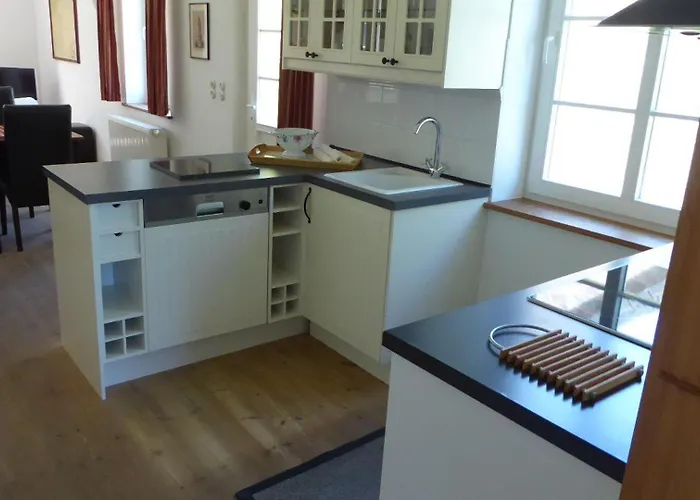 Gut-rattelvitz-parterre-c-hochwertig-sauna-kamin-etankstelle-spielscheune-15-000qm-parkland