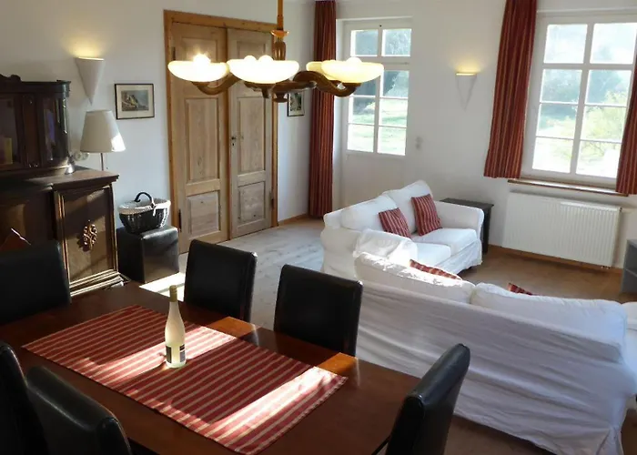 Gut-rattelvitz-parterre-c-hochwertig-sauna-kamin-etankstelle-spielscheune-15-000qm-parkland Lägenhet