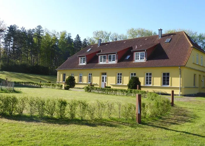 Gut-rattelvitz-parterre-c-hochwertig-sauna-kamin-etankstelle-spielscheune-15-000qm-parkland * Gingst