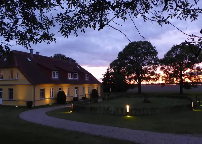 Lägenhet Gut-rattelvitz-parterre-c-hochwertig-sauna-kamin-etankstelle-spielscheune-15-000qm-parkland Gingst