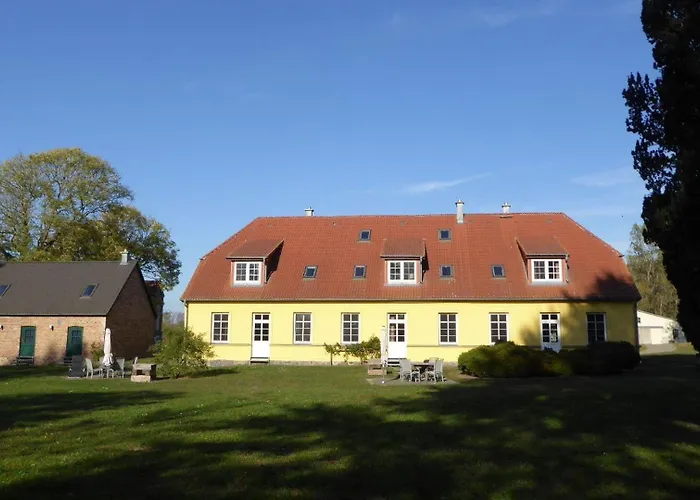 Lägenhet Gut-rattelvitz-parterre-c-hochwertig-sauna-kamin-etankstelle-spielscheune-15-000qm-parkland
