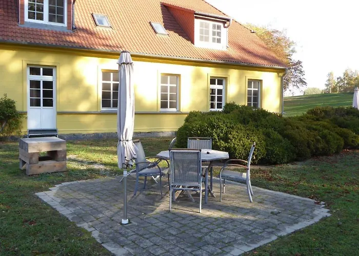 Lägenhet Gut-rattelvitz-parterre-c-hochwertig-sauna-kamin-etankstelle-spielscheune-15-000qm-parkland Gingst