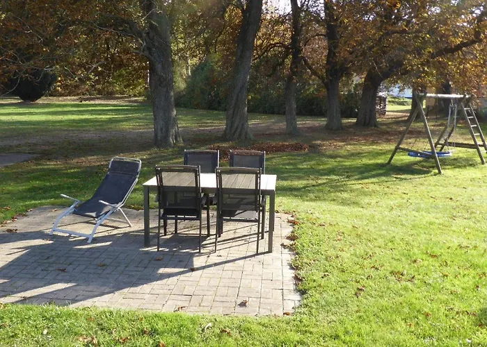 Lägenhet Gut-rattelvitz-parterre-c-hochwertig-sauna-kamin-etankstelle-spielscheune-15-000qm-parkland *
