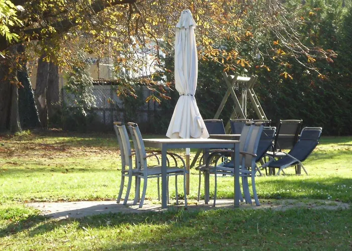 Gut-rattelvitz-parterre-c-hochwertig-sauna-kamin-etankstelle-spielscheune-15-000qm-parkland Lägenhet Gingst