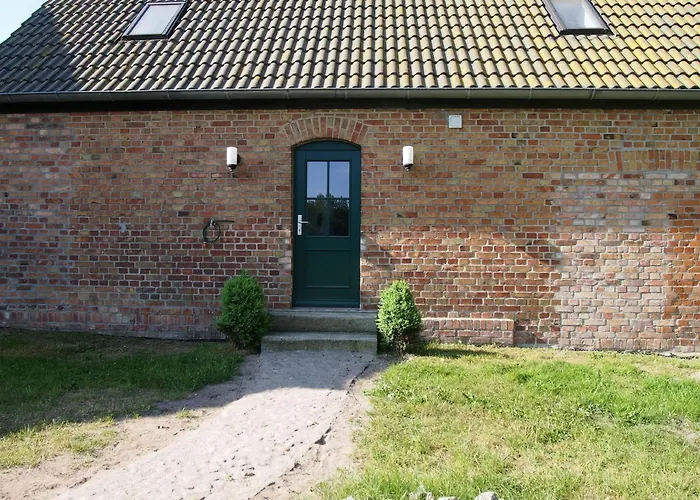 Gut-rattelvitz-parterre-c-hochwertig-sauna-kamin-etankstelle-spielscheune-15-000qm-parkland Lägenhet