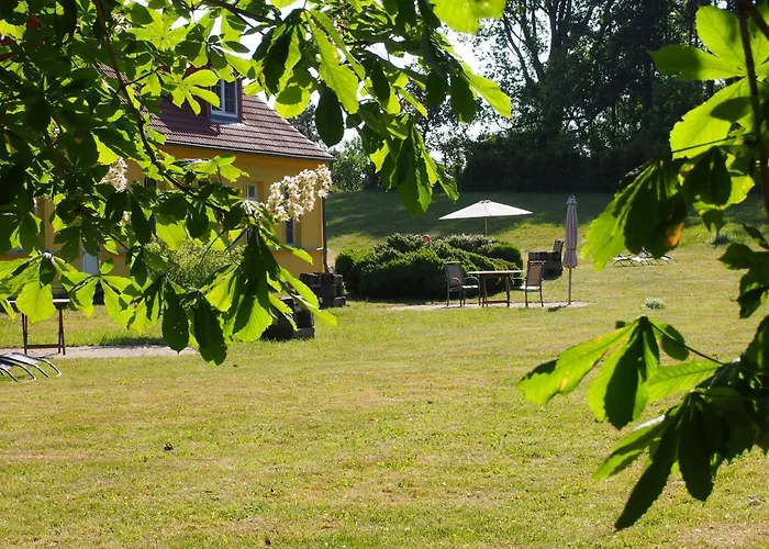 Gut-rattelvitz-parterre-c-hochwertig-sauna-kamin-etankstelle-spielscheune-15-000qm-parkland * Gingst